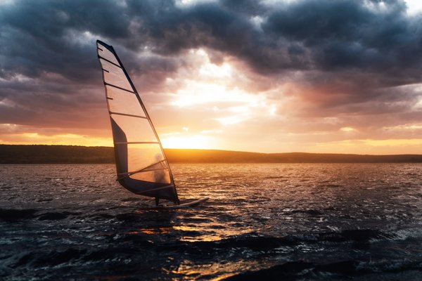 Voile ou windsurf : quelles sont les différences ?