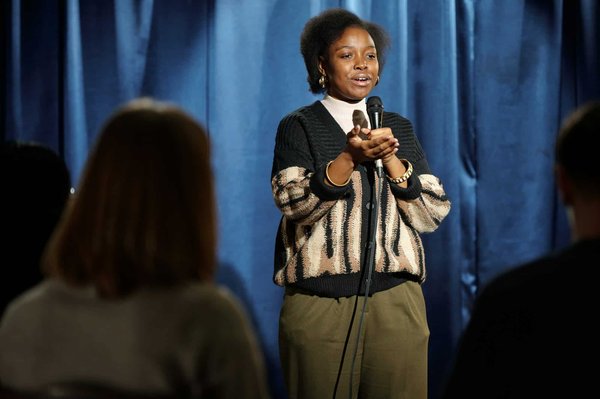 Quels sont les principes de base pour écrire un monologue dramatique inspiré de l'actualité?